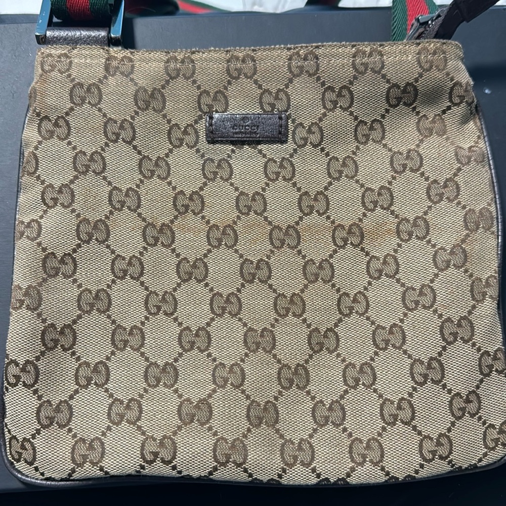 Vintage Gucci satchel with green and red strap. Great condition